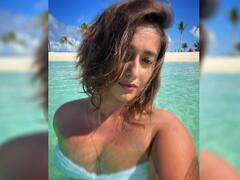 Ileana D'cruz Bikini Photos : इलियानाला येतेय मालदीवची आठवण, बिकिनी फोटो शेअर करत म्हणाली..