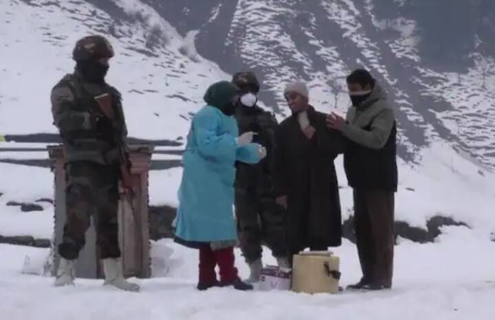 ਅਧਿਕਾਰੀਆਂ ਨੇ ਦੱਸਿਆ ਕਿ ਘਾਟੀ ਦੇ ਕਈ ਇਲਾਕਿਆਂ ਖਾਸ ਕਰਕੇ ਦੱਖਣ 'ਚ ਰਾਤ ਨੂੰ ਫਿਰ ਤੋਂ ਬਰਫਬਾਰੀ ਹੋਈ। ਘਾਟੀ ਦੇ ਐਂਟਰੀ ਪੁਆਇੰਟ ਮੰਨੇ ਜਾਣ ਵਾਲੇ ਦੱਖਣੀ ਕਸ਼ਮੀਰ ਦੇ ਕਾਜ਼ੀਗੁੰਡ ਅਤੇ ਨੇੜਲੇ ਕੋਕਰਨਾਗ ਵਿੱਚ ਕਰੀਬ ਛੇ ਇੰਚ ਬਰਫ਼ਬਾਰੀ ਦਰਜ ਕੀਤੀ ਗਈ ਹੈ। ਉਨ੍ਹਾਂ ਦੱਸਿਆ ਕਿ ਅਨੰਤਨਾਗ 'ਚ ਵੀ ਤਿੰਨ ਇੰਚ ਬਰਫ ਪਈ ਹੈ।