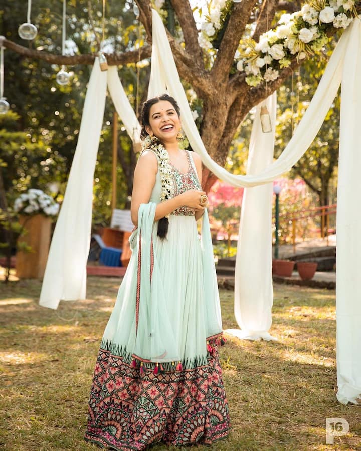 लांबलचक वेणी आणि त्यावर गजरा अश्या गोड लूकमध्ये मिताली फार सुंदर दिसतेय.