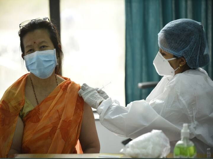 coronavirus omicron Karnataka achieves 100% first dose Covid vaccine coverage: Health minister इस राज्य ने किया कमाल, 100 फीसदी आबादी को लगाई Corona Vaccine की पहली डोज