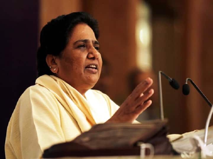 UP Election BSP Chief Mayawati target on CM Yogi Gorakhpur no less than big bungalow BSP सुप्रीमो मायावती का CM योगी पर निशाना, बोलीं- गोरखपुर में उनका मठ, बड़े बंगले से कम नहीं
