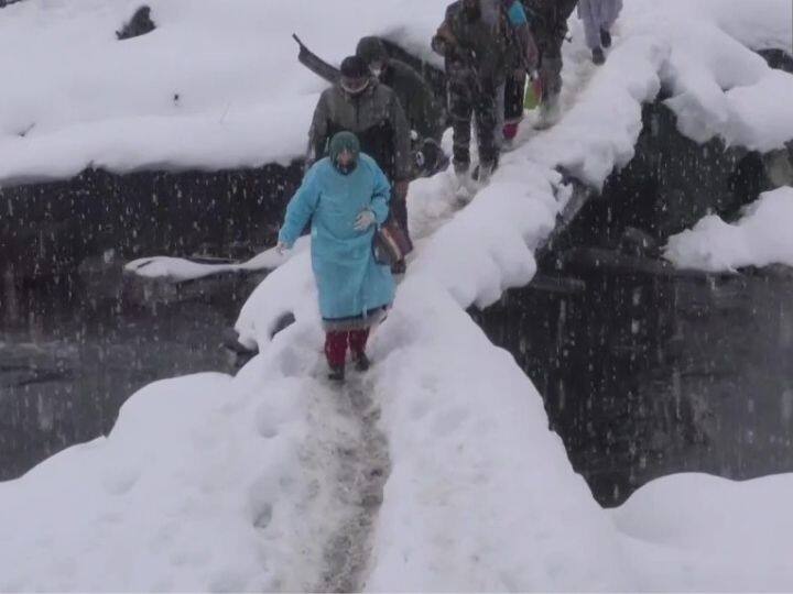 प्रचंड थंडी, बर्फवृष्टी, बर्फाने भरलेल्या रस्त्यांमधून मार्ग काढत आरोग्य कर्मचारी  खेड्यांमध्ये जाऊन लसीकरण करत आहेत.