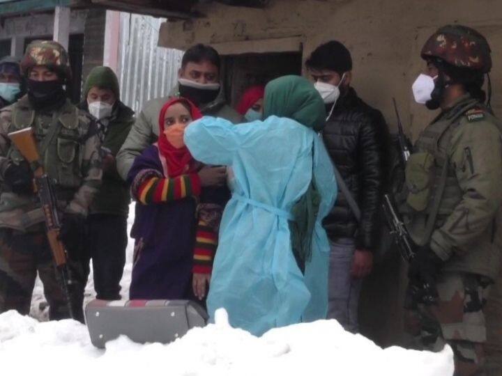 सतत होणारी बर्फवृष्टी आणि वाढलेल्या थंडीच्या कडाक्यातही लसीकरण मोहीम वेगाने सुरू आहे.