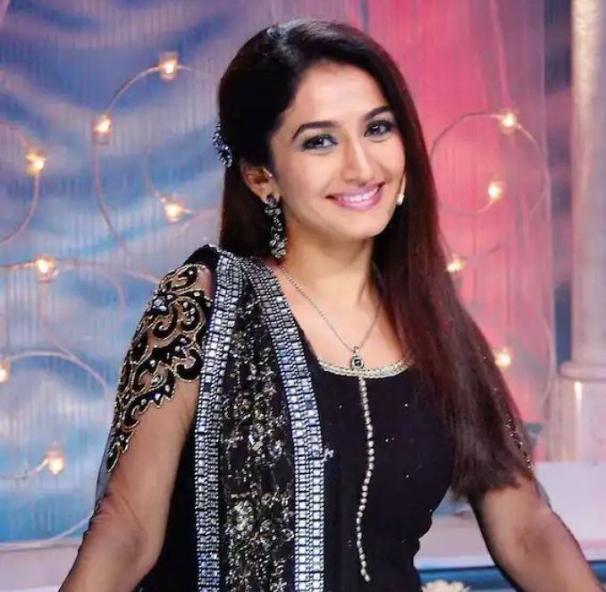 ਨੇਹਾ ਮਹਿਤਾ - ਜਦੋਂ ਸਾਲ 2008 'ਚ ਤਾਰਕ ਮਹਿਤਾ ਕਾ ਉਲਟ ਚਸ਼ਮਾ ਸ਼ੁਰੂ ਹੋਈ ਸੀ। ਨੇਹਾ ਮਹਿਤਾ ਸ਼ੋਅ 'ਚ ਅੰਜਲੀ ਮਹਿਤਾ ਦੇ ਰੂਪ 'ਚ ਨਜ਼ਰ ਆਈ ਸੀ। ਉਨ੍ਹਾਂ ਦਾ ਕਿਰਦਾਰ ਕਾਫੀ ਦਿਲਚਸਪ ਸੀ। ਇਸ ਲਈ ਇਸ ਨੂੰ ਕਾਫੀ ਪਸੰਦ ਕੀਤਾ ਗਿਆ ਪਰ 2020 'ਚ ਉਸਨੇ ਸ਼ੋਅ ਨੂੰ ਅਲਵਿਦਾ ਕਹਿ ਦਿੱਤਾ।