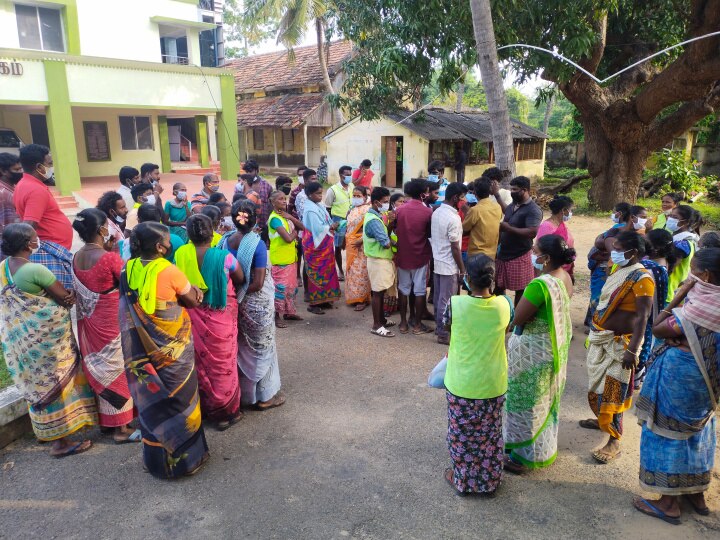 நாகை நகராட்சியில் தூய்மை பணியாளர்கள் உள்ளிருப்பு போராட்டம் - காலம் தாழ்த்தாமல் ஊதியம் தர கோரிக்கை