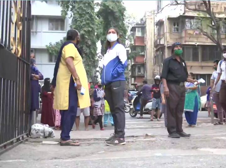 मुंबई में कक्षा 1-12वीं के लिए स्कूल फिर से खुल गए. यह तस्वीर वडाला में आंध्र एजुकेशन सोसाइटी का है. यहां स्कूल जाते बच्चों में से एक छात्र का कहना है, 