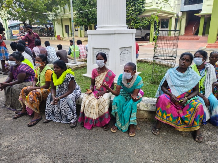 Sit-in protest by cleaners in Nagapattinam municipality - Demand for quality pay without delay நாகை நகராட்சியில் தூய்மை பணியாளர்கள் உள்ளிருப்பு போராட்டம் - காலம் தாழ்த்தாமல் ஊதியம் தர கோரிக்கை