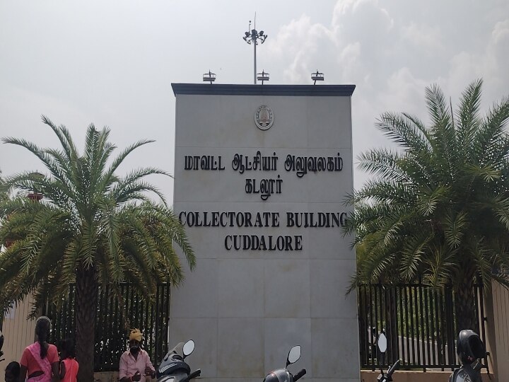 கடலூர் ஆட்சியர் அலுவலகத்தில் ரேஷன் கார்டுகளை தூக்கி வீசி போராட்டம் - அகதிகளாக அறிவிக்க கோரிக்கை