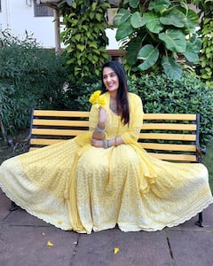 Sai Lokur: सईचं गोजिरवाणं रूप; पिवळ्या ड्रेसमध्ये खुललं सौंदर्य