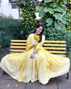 Sai Lokur: सईचं गोजिरवाणं रूप; पिवळ्या ड्रेसमध्ये खुललं सौंदर्य