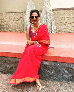 स्वानंदी टिकेकरचा भन्नाट अंदाज; लाल साडीत दिसतेय खास