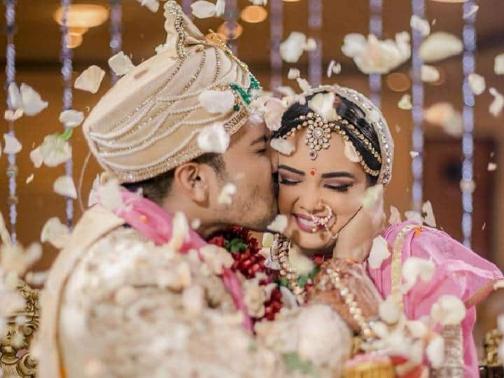 या दोघांनी मुंबईतील इस्कॉन मंदिरात कुटुंबीय आणि काही जवळच्या मित्रांच्या उपस्थितीमध्ये लग्न केले होते.