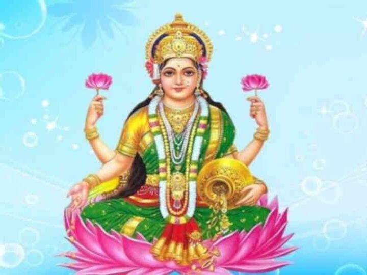 लक्ष्मी जी की बड़ी बहन है अलक्ष्मी- धार्मिक ग्रंथों के अनुसार मां लक्ष्मी की बड़ी बहन अलक्ष्मी हैं. जो हमेशा मां के साथ रहती हैं. ऐसी मान्यता है कि जहां लक्ष्मी जी का वास होता है, वहां धन होता है. लेकिन सुख और शांति नहीं रहती है. इसलिए मां लक्ष्मी के साथ विष्णु जी की पूजा भी करनी चाहिए. कहते हैं कि जहां विष्णु जी होते हैं वहां अलक्ष्मी नहीं आती.