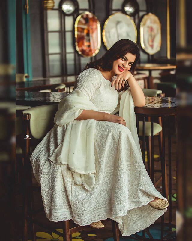 स्नेहा तिच्या वेगवेगळ्या लूकमधील फोटो सोशल मीडियावर शेअर करत असते. (Sneha Wagh/ instagram)