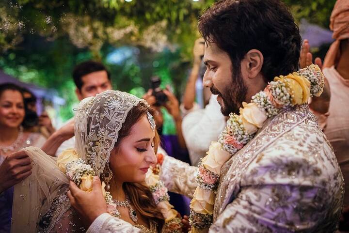 వీరిద్దరికీ ఆరోతరగతిలోనే ఒకరికొకరు తెలుసు. పెద్దయ్యాక మళ్లీ కలిశారు. నటాషానే తొలిసారి తన ప్రేమను వరుణ్ కు చెప్పింది. -Image credit: Varundhawan/Instagram