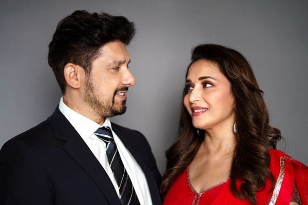 बॉलीवुड की धकधक गर्ल माधुरी दीक्षित (Madhuri Dixit) की शादी पेशे से डॉक्टर श्रीराम नेने (Sriram Nene) से साल 1999 में हुई थी. शादी के इतने सालों बाद आज भी इस जोड़ी की बॉन्डिंग देखते ही बनती है.