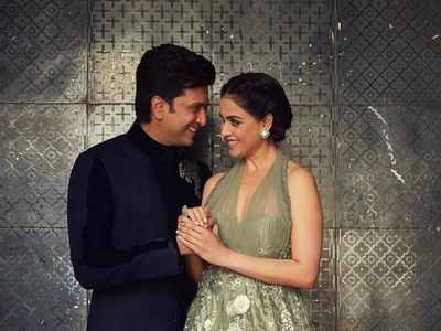 मीडिया रिपोर्ट्स की मानें तो फिल्म ‘तुझे मेरी कसम’ की शूटिंग के दौरान रितेश देशमुख - जेनेलिया डिसूजा (Genelia D'Souza - Riteish Deshmukh) की नजदीकियां बढ़ी थीं. इसके बाद साल 2 फरवरी 2012 को इनकी शादी हुई, पिछले 10 सालों से यह जोड़ी साथ है.