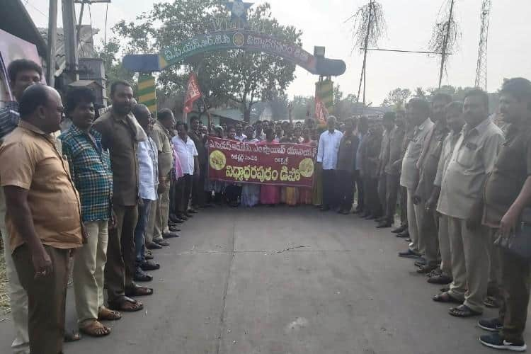 RTC employees on strike ... What was the difficulty they faced after merging with the government? AP RTC Employees : ఆర్టీసీ ఉద్యోగులూ సమ్మెలోకి !  ప్రభుత్వంలో విలీనం చేశాక వారికొచ్చిన కష్టాలేంటి ?