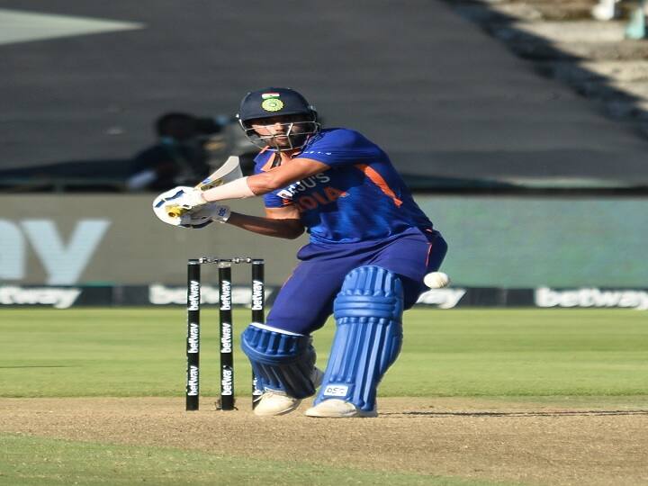 IND vs SA Deepak Chahar Scored 54 runs in third ODI against South Africa Deepak Scored unbeaten 69 runs against Sri Lanka in July 2021 Know his career stats  IND vs SA: आखिरी वनडे में 54 रनों की तूफानी पारी खेलने वाले Deepak Chahar ने श्रीलंका के खिलाफ भी मचाया था तहलका, देखें रिकॉर्ड 
