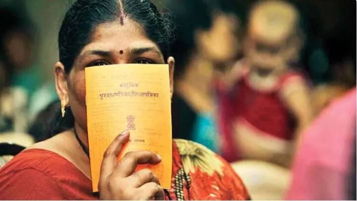 Ration Card: राशन कार्ड एक ऐसा सरकारी डॉक्यूमेंट है जो लोगों को मुफ्त और कम दामों पर राशन तो दिलाता ही है, लोगों को कई सरकारी योजनाओं का लाभ दिलाने के लिए भी इसे सरकारी दस्तावेज के तौर पर प्रस्तुत किया जा सकता है. हालांकि क्या आप जानते हैं कि राशन कार्ड भी कई तरीके के होते हैं और इनके जरिए मिलने वाले राशन की मात्रा भी अलग-अलग होती है. यहां आप जान सकते हैं कि आपके पास जो राशन कार्ड है उससे आपको कितना राशन मिल सकता है.