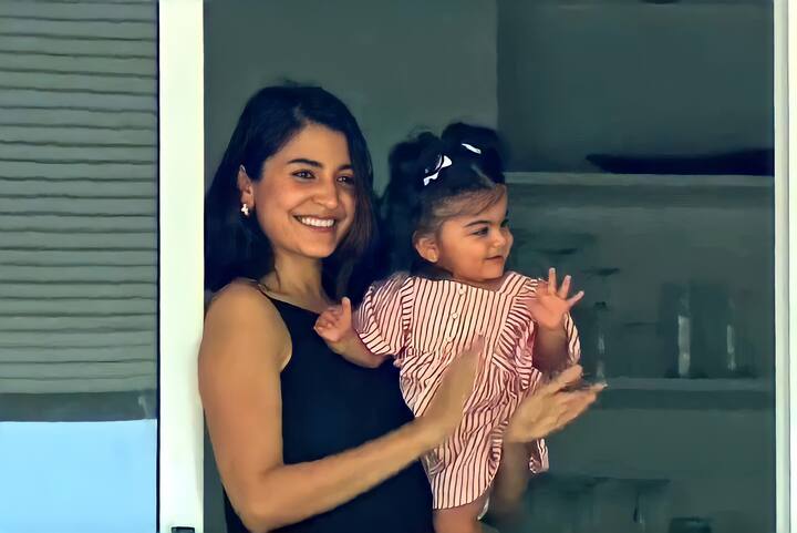 இந்தியா, தென்னாப்ரிக்கா மோதிய மூன்றாவது ஒரு நாள் போட்டியின்போது கோலி அரைசதம் அடித்தவுடனே பெவிலியனில் இருந்த இந்திய வீரர்கள் அனைவரும் கைதட்டி பாராட்டினர். அப்போது, பெவிலியன் உள்ளே இருந்து விராட்கோலியின் மனைவி அனுஷ்கா சர்மா தனது குழந்தையான வாமிகாவுடன் வெளியே வந்தார்.