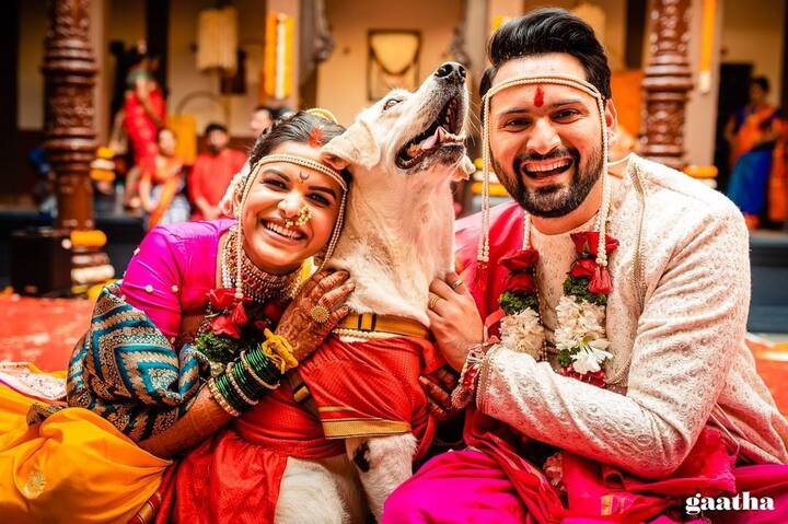 हे फोटो शेअर करत दोघांनी एकमेकांना लग्नाच्या वाढदिवसाच्या शुभेच्छा दिल्यात. (फोटो : mitalimayekar /Instagram)