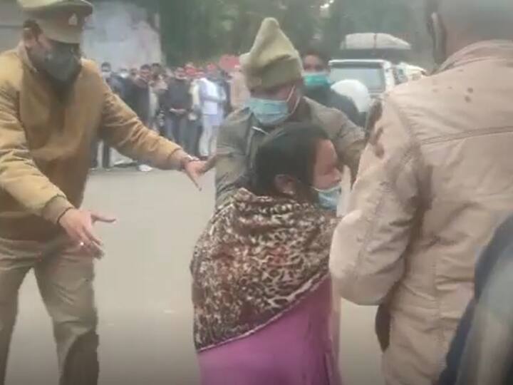 In Lucknow the woman tried to immolate herself in front of Akhilesh Yadav convoy ANN UP Election 2022: लखनऊ में महिला ने अखिलेश यादव के काफिले के सामने की आत्मदाह की कोशिश, जानें- पूरा मामला