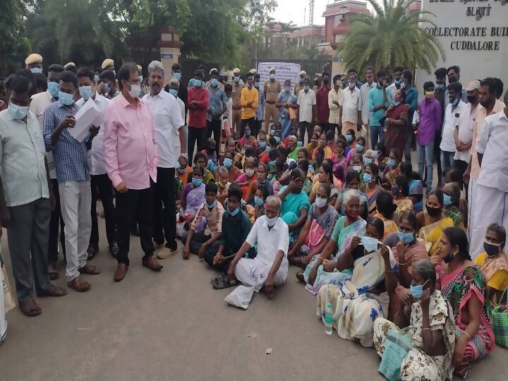 Public protested  condemning the NLC administration at the Cuddalore Collectorate கடலூர் ஆட்சியர் அலுவலகத்தில் என்எல்சி நிர்வாகத்தை கண்டித்து கிராம மக்கள் தர்ணா