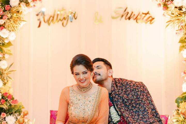 बॉलिवूड अभिनेता-गायक आदित्य नारायण (Aditya Narayan) आणि श्वेता अग्रवाल (Shweta Agarwal) लवकरच आई-वडील होणार आहेत.