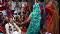MP: न मास्क..न सोशल डिस्टैंसिंग,महिलाओं के बीच बैठकर CM शिवराज बजाने लगे नगड़िया