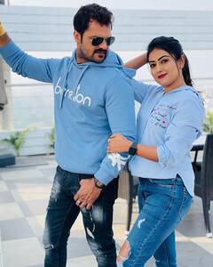 Khesari Lal Yadav Photos: अपनी इस कोस्टार के साथ Twinning करते नजर आए खेसारी लाल यादव, देखें दोनों का रोमांटिक अंदाज