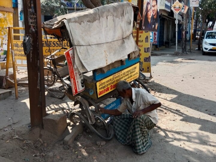 ‛என் வீடு இடிஞ்சு போச்சு சார்...’ 10 ஆண்டுகளாக சைக்கிள் ரிக்ஷாவில் வாழ்ந்து வந்த மதுரை தொழிலாளி... ‛இடிந்து‛ போன சோகம்!