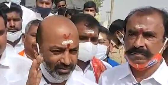 Bandi Sanjay: వేములవాడ రాజరాజేశ్వరస్వామిని దర్శనం చేసుకున్న బండి సంజయ్.