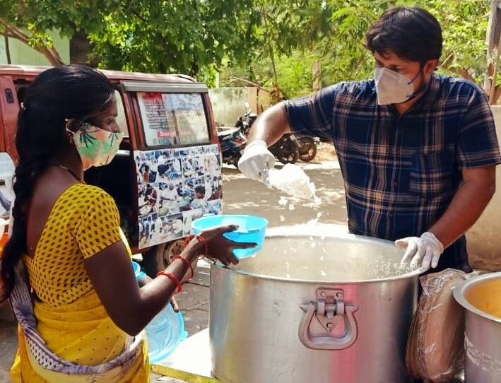 Anantapur Meals For Rs 5: Spandana Trust Helping to poor by providing Meals For 5 Rupees Lunch For Rs 5: అన్నార్థులకు అండగా స్పందన ట్రస్టు.. రూ.5కే కడుపు నింపుతున్న ‘అనంత’ మిత్ర బృందం