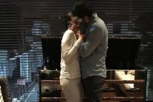 South superstar mahesh babu lip kisses to wife namrata shirodkar on birthday સાઉથના સુપરસ્ટાર મહેશ બાબુએ કોને કરી લીધી લિપ કિસ, રોમેન્ટિક તસવીર થઈ ગઈ છે વાયરલ