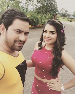 Dinesh Lal Yadav Wife: ये हैं दिनेश लाल यादव की रियल वाइफ, लाइमलाइट से रहती हैं दूर, देखिए दोनों की रेयर तस्वीरें