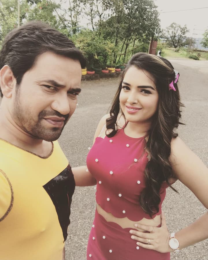 भोजपुरी सिनेमा में दिनेश लाल यादव ने एक्ट्रेस आम्रपाली के साथ कई सुपरहिट फिल्में की हैं. यही वजह है कि भोजपुरी गलियारों में अक्सर इस जोड़ी की अफेयर की चर्चा भी सुनाई देती है. वहीं कुछ लोग ये भी मानते हैं कि आम्रपाली दुबे ही निरहुआ की असली पत्नी हैं, लेकिन इस बात में बिल्कुल सच्चाई नहीं है.