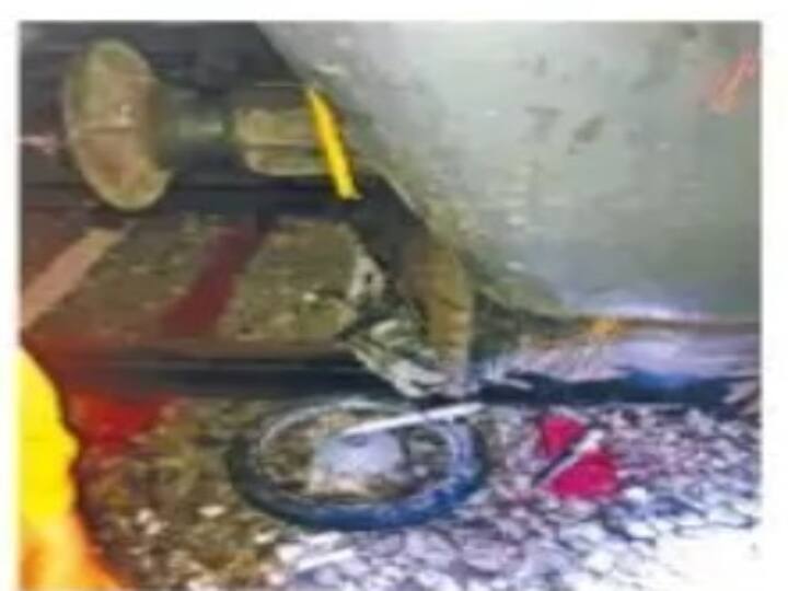 The bike got stuck under the express train from Chennai Central to Alappuzha சென்னையில் இருந்து கேரளா சென்ற எக்ஸ்பிரஸ் ரயிலுக்கு அடியில் சிக்கிய பைக்.. உடைத்து அப்புறப்படுத்தப்பட்டது எப்படி?