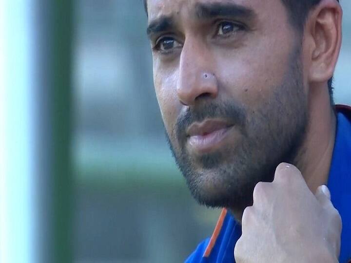 IND Vs SA: Deepak Chahar in tears after his fighting 34-ball 54 against South Africa goes in vain India Vs South Africa: भारताच्या पराभवानंतर दीपक चहरला मैदानातच अश्रू अनावर, सोशल मीडियावर फोटो व्हायरल