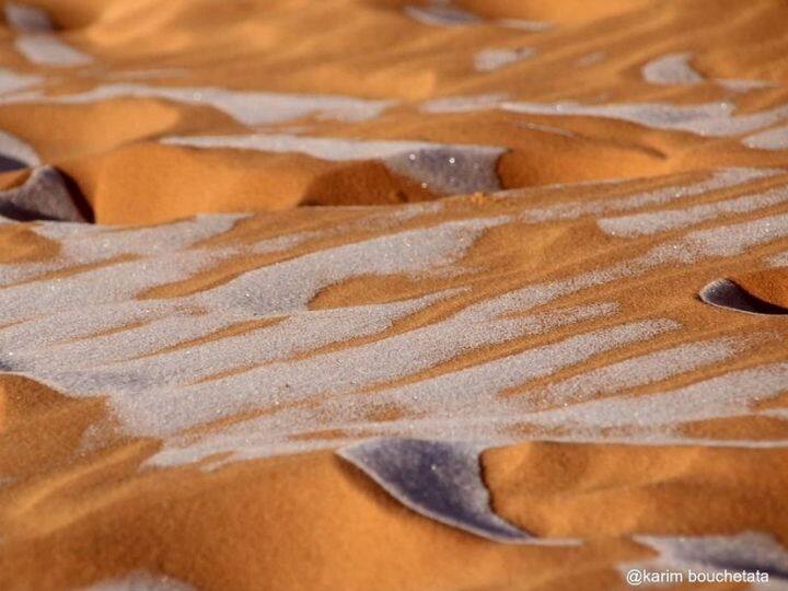 The snow and ice formed beautiful patterns on the sand | Photo: Instagram/@karim_bouchetat