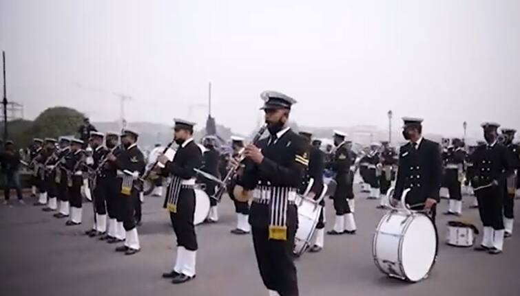 Soldiers of Indian Navy band sang film tune 'Monica, O my darling', you will be happy to see the video ઈન્ડિયન નેવી બેન્ડના જવાનોએ વગાડી ફિલ્મી ધૂન ને ગાયું ‘મોનિકા, ઓ માય ડાર્લિંગ’, વીડિયો જોઈને થઈ જશો ખુશ