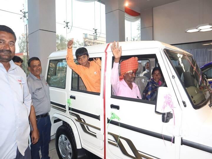 Maharashtra sangli  Anand Mahindra keeps his word Sangli dattatray lohar gets new Bolero in exchange for Mini Gypsy आनंद महिंद्रांनी शब्द पाळला,  सांगलीच्या  रॅन्चोला  मिनी जिप्सीच्या बदल्यात मिळाली नवी कोरी  Bolero