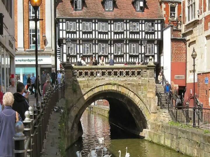 Trending News: 860 सालों से रहस्य बने इस ब्रिज के छेद की सच्चाई आई सामने, हुआ चौंकाने वाला खुलासा Truth of the hole in this bridge came out which remained a mystery for 860 years Trending News: 860 सालों से रहस्य बने इस ब्रिज के छेद की सच्चाई आई सामने, हुआ चौंकाने वाला खुलासा