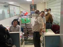 मंत्रालय में अधिकारी की कुर्सी पर बैठकर फाइल चेक करते किरीट सोमैया का फोटो वायरल, सत्तापक्ष हमलावर