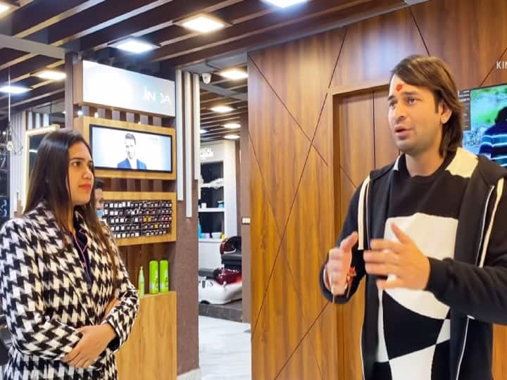 Lalu Prasad Yadav Son Tej Pratap Yadav reached salon in Patna, Promoted incense sticks on his Youtube Channel LR Vlog ann Bihar News: सैलून में अगरबत्ती की खुशबू बिखेर रहे तेज प्रताप यादव, एक फैन ने कहा- भैया जी! कॉन्फिडेंस बूस्ट हो रहा