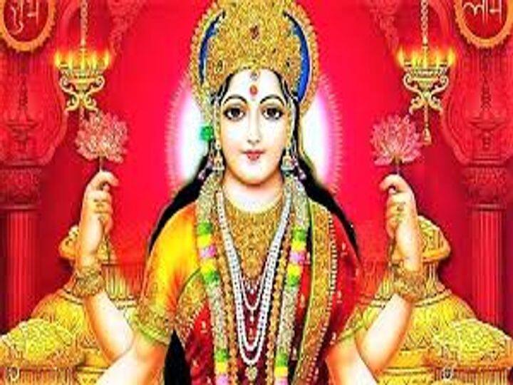 मां के साथ हाथी क्यों रहते हैं- वैसे तो मां लक्ष्मी का वाहन उल्लू है. लेकिन कई मूर्त‌ियों में हाथ‌ी भी साथ में होता है. शास्त्रों के मुताबिक मां लक्ष्मी का यह स्वरूप गज लक्ष्मी का है. मां के साथ हाथी का होना जल और जीवन दोनों को दर्शाता है. मान्यता है कि लक्ष्मी जी का संबंध जल से है. जो कि जीवन और कृष‌ि का आधार है. वहीं, हाथी वर्षा का प्रतीक माना गया है. इसलिए मां लक्ष्मी के साथ हमेशा हाथी भी रहते हैं.