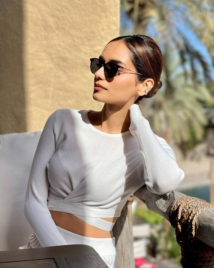 మరీ ఇంత సన్నగా ఉంటే అందంగా ఎందుకు కనిపిస్తారు? అంటూ తిరిగి ఆమెనే ప్రశ్నిస్తున్నారు. -Image credit: Manushi Chhillar/Instagram