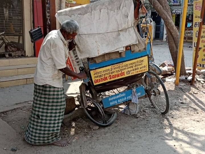 ‛என் வீடு இடிஞ்சு போச்சு சார்...’ 10 ஆண்டுகளாக சைக்கிள் ரிக்ஷாவில் வாழ்ந்து வந்த மதுரை தொழிலாளி... ‛இடிந்து‛ போன சோகம்!