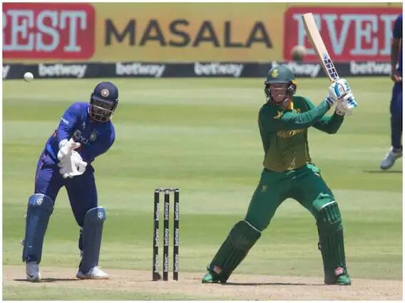 কেপটাউনের নিউল্যান্ডসে সিরিজের তৃতীয় তথা শেষ একদিনের ম্যাচে দক্ষিণ আফ্রিকা ভারতকে ৪ রানে হারিয়ে দিয়েছে। এরফলে তিন ম্যাচের এই সিরিজে ভারতকে হোয়াইট ওয়াশ করেছে দক্ষিণ আফ্রিকা।