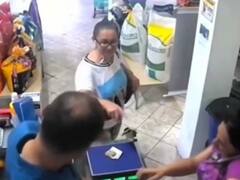 Watch: महिला ने दुकान के काउंटर पर रखे रुपये, चिड़िया आई, इधर-उधर देखा और रुपये लेकर हो गई फुर्र